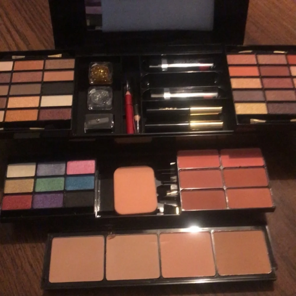 Makeup Kit - Picture 6 of 7